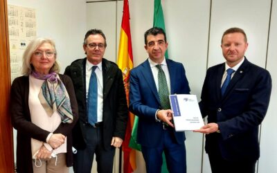PRESENTACIÓN DE LA GUÍA DE PERITOS JUDICIALES COLEGIADOS A ALBERTO DEL ÁGUILA ALARCÓN, JUEZ DECANO DE GRANADA